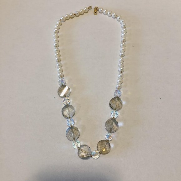 NWOT Pearl Necklace with gold accents - Picture 1 of 2
